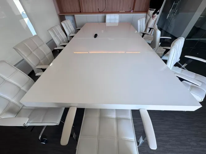 Mesa de escritório/ reunião com cadeiras