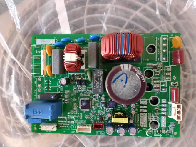 Placa de condensadora de Ar condicionado Gree 9000 BTUs.