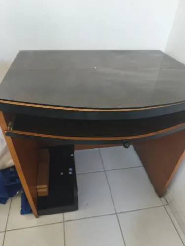 Mesa de escritório com cadeiras 