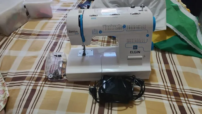 Vende-se maquina de costura ELGIN GENIUS PLUS