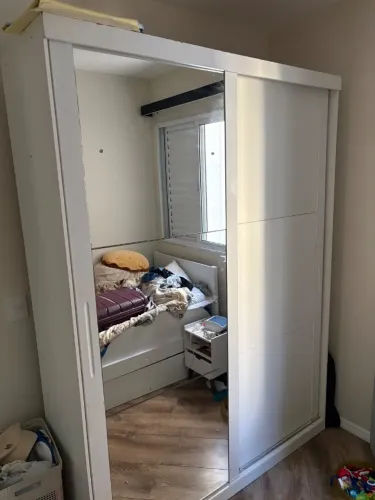 Guarda roupas branco com portas espelhados