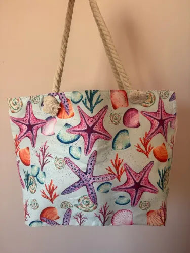 Bolsa de ombro de praia cor azul estampa de conchas cores rosas
