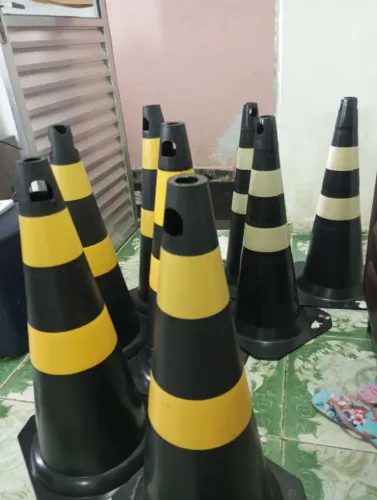 6 Cones sinalização seminovos .
