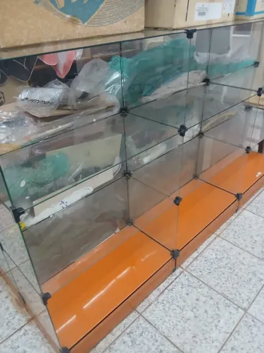 BALCÃO VITRINE DUPLO EM VIDRO TEMPERADO