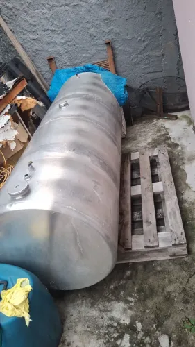 Vende se um tanque de alumínio de 800 litros uma turbina do iveco 380 e alternador 