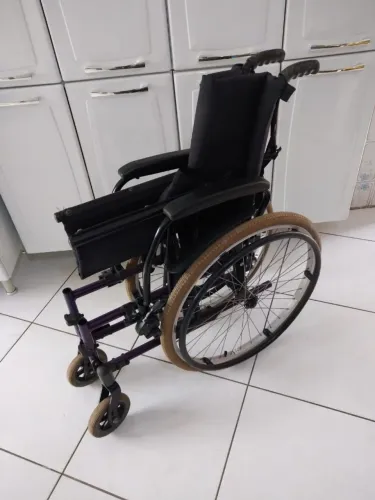 CADEIRA DE RODAS LEVE