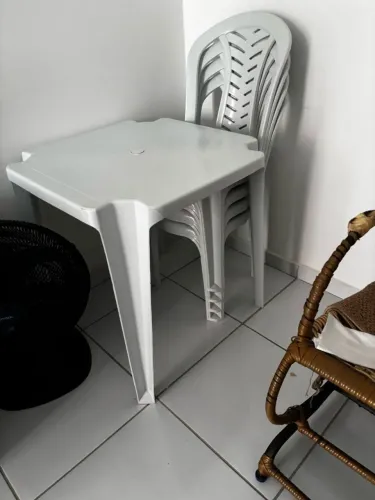 Mesa de plástico com 4 cadeiras