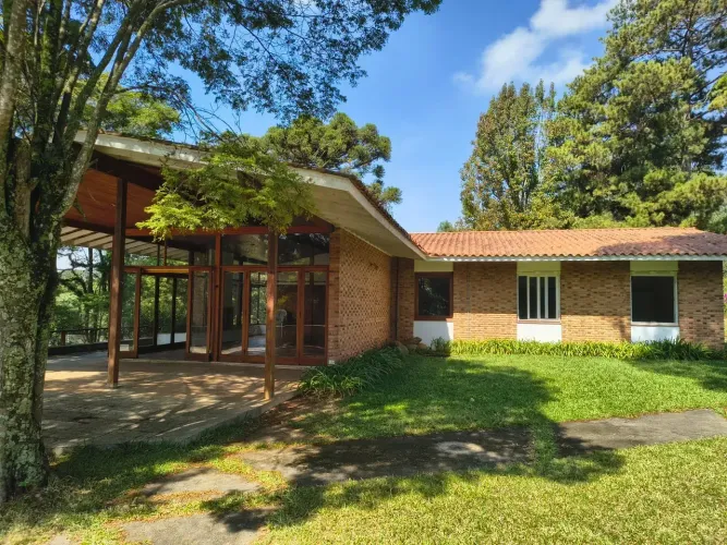 Casa à venda ou locação na Granja Viana