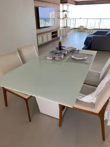 Mesa de jantar com tampo de vidro extra clear branco polido 