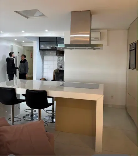 Mesa em quartzo branco