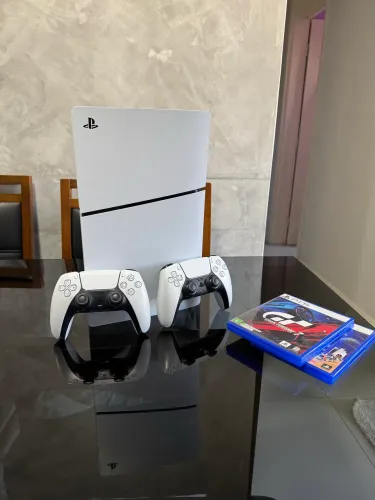 PS5 slim com leitor de disco e 2 controles