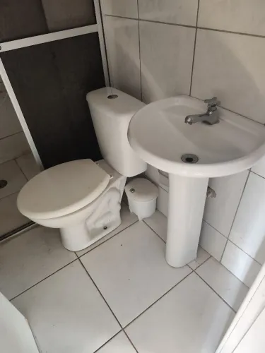 Conjunto louças para banheiro (pia e sanitário com caixa acoplada)