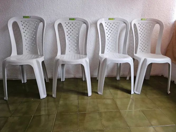 CONJUNTO DE MESA E CADEIRAS DE PLASTICO