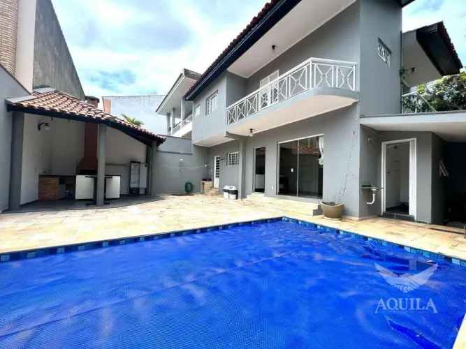 SOBRADO COM PISCINA NO CONDOMÍNIO GRANJA OLGA COM 03 QUARTOS - 01 SUÍTE - ESPAÇO GOURMET