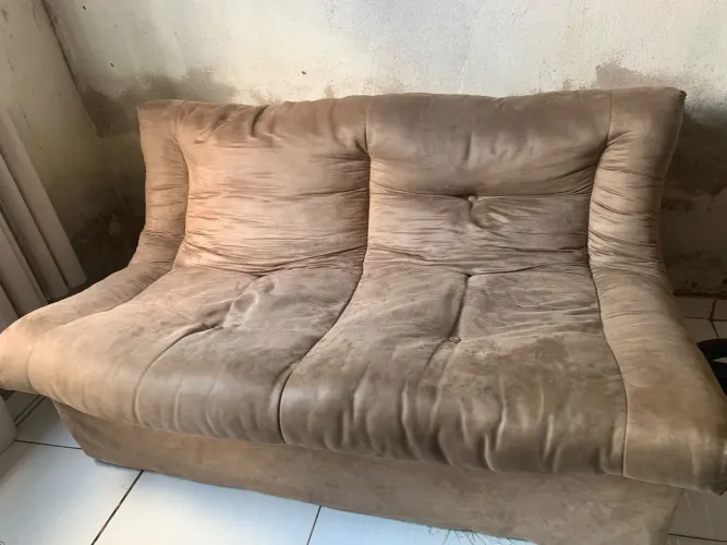 sofá de 2 lugares em tecido suede marrom