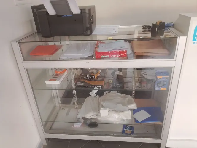 Vendo balcão de Alumínio com vidros.