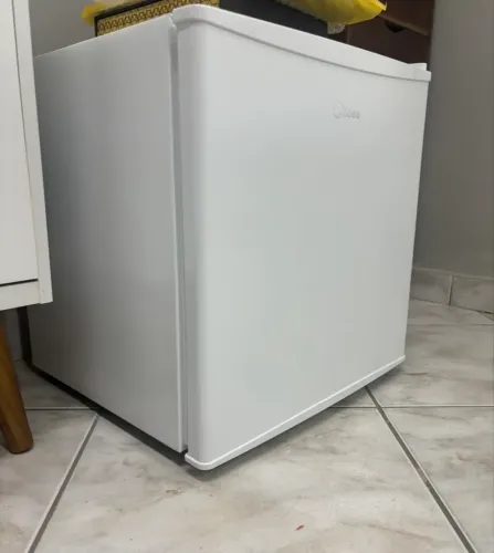 Vende-se frigobar semi-novo