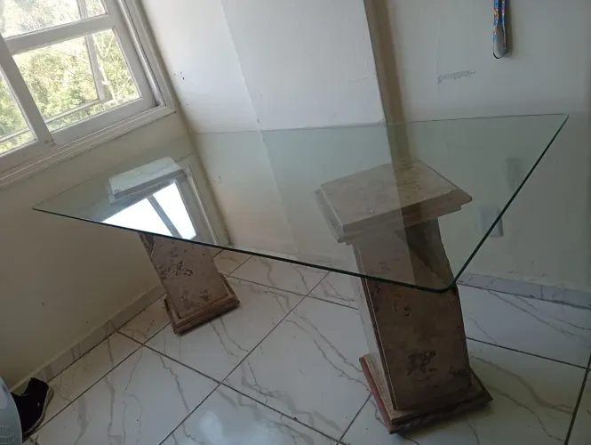 Mesa com pé de mármore $300