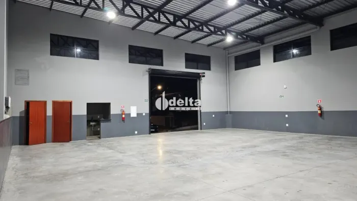 Galpão disponível para locação no bairro Nossa Senhora Aparecida em Uberlândia-MG