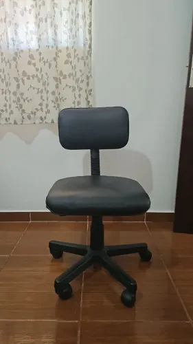 Cadeira em corino muito conservada