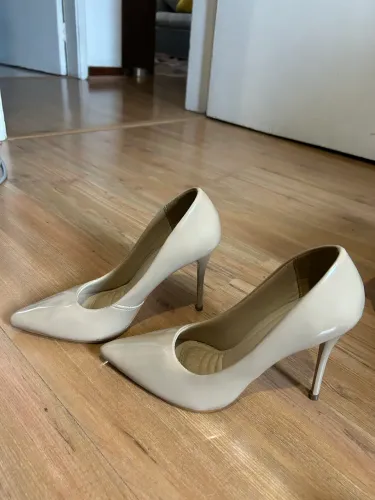 Scarpin bege número 37