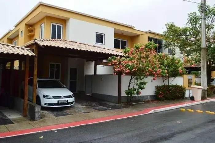 Casa de condomínio fechado para venda com 240 metros quadrados com 3 quartos