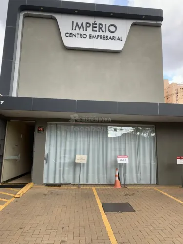 Sala por recepção, atendimento, 2 banheiros privativos e 1 vaga de garagem.