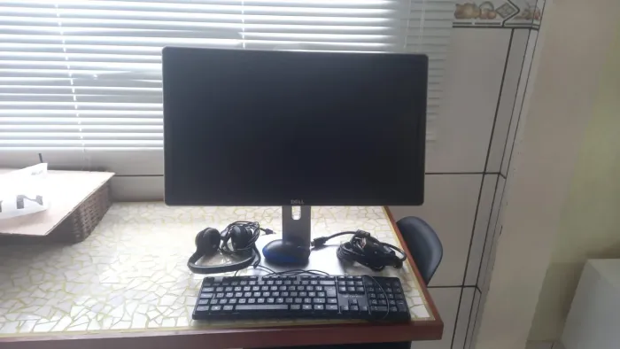 Monitor Dell 23 pol. Teclado e mouse Dell de brinde.