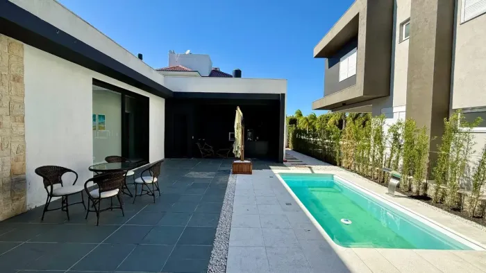 Imóvel para venda possui 204 metros quadrados com 4 quartos em Centro - Capão da Canoa - R