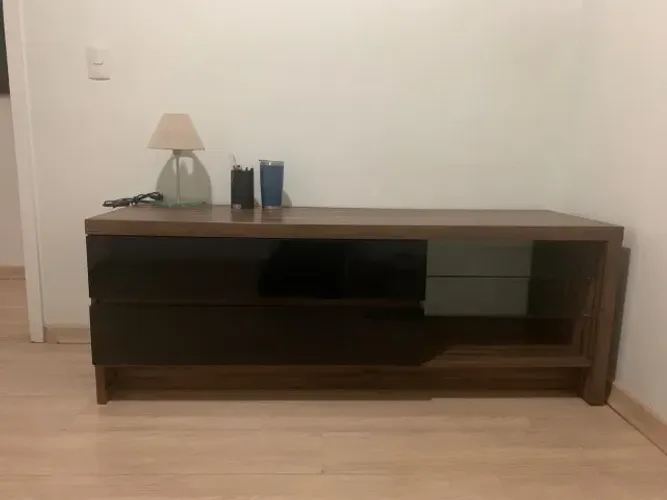 Rack para sala em MDF em ótima qualidade com duas gavetas e prateleiras