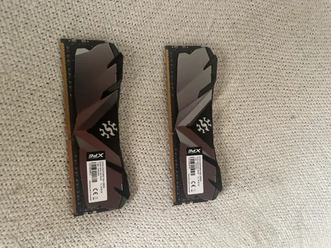 Kit Memória RAM XPG 16GB (2x8GB) DDR4 3200MHz CL16 - Usada