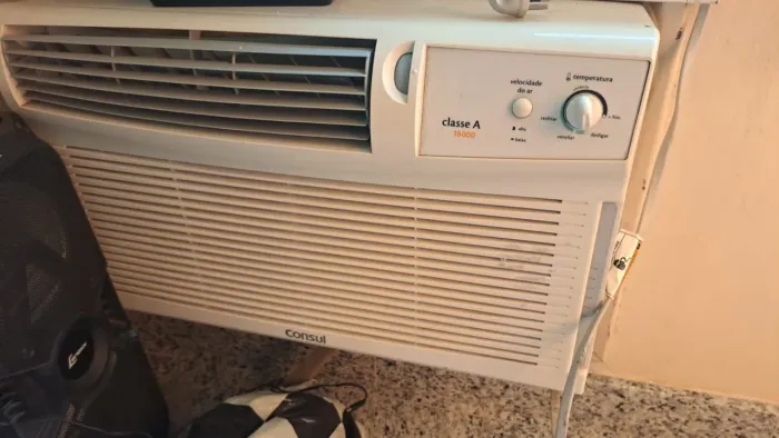Aparelho de Ar condicionado, 18000 BTU CONSUl. De parede. Semi novo.L