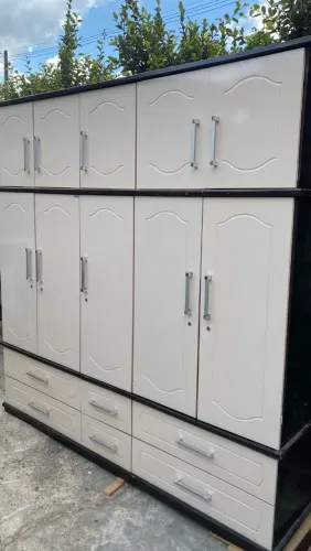 Lindo Guarda roupa casal dos maiores com.maleiro sendo 10.portas e 6 gavetas em MDF  