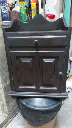 Mesa de canto ou cabeceira madeira pura antiga, gaveta e porta almofada. 