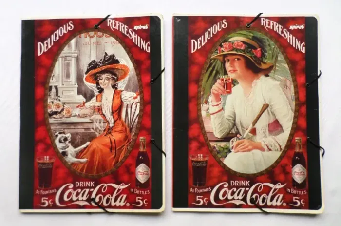 2 Pastas Retrô c/ Aba Elástico c/ Temática da Coca-Cola (23,5X32,5) - P/ Uso ou Coleção