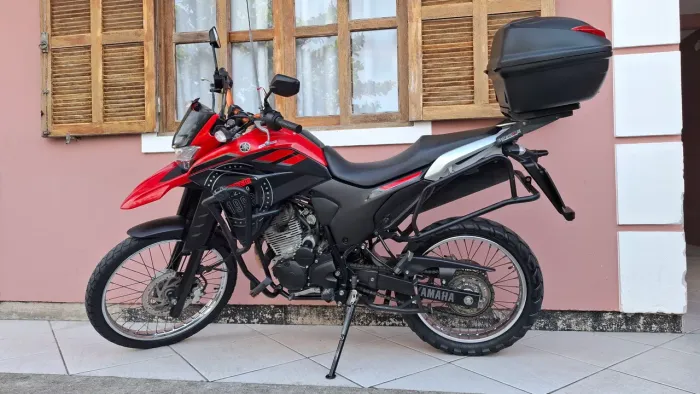 Vendo lander 2023 impecável moto para pessoas exigente. Moto com vários acessórios 