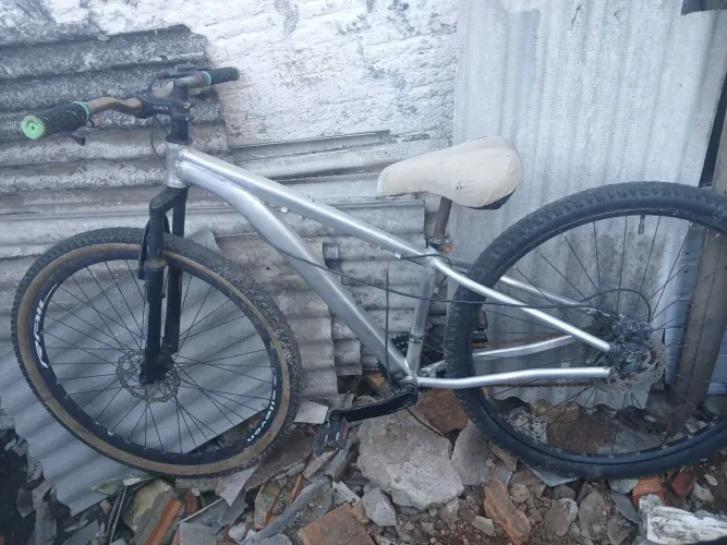 Vendo 4 bicicletas 3 aro 29 uma aro 26 quero vender tudo por 700 reais