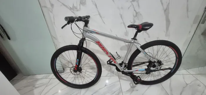 Bicicleta MTB aro 29 em ótimo estado, pronta para uso.