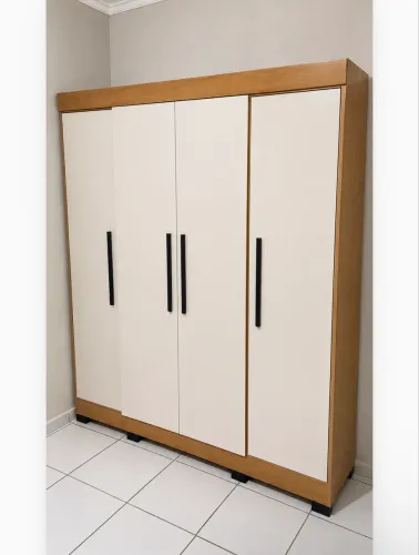 Guarda-Roupa 4 Portas em ótimo estado