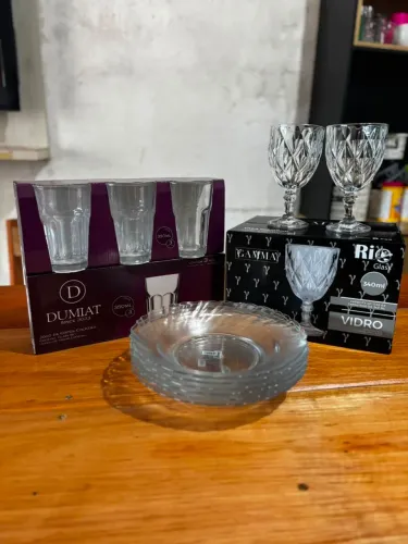 Kit cozinha 18 peças, 6 taças, 6 copos e 6 pratos.