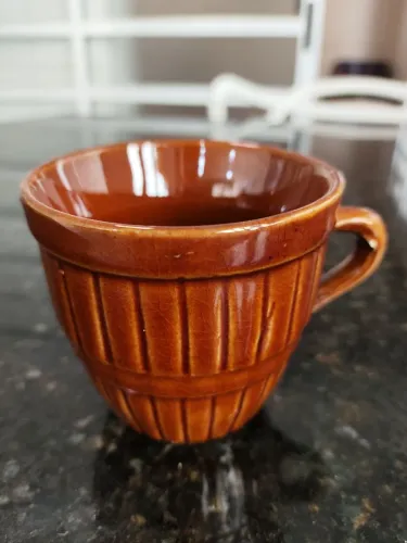 Caneca pequena antiga cerâmica esmaltada marrom