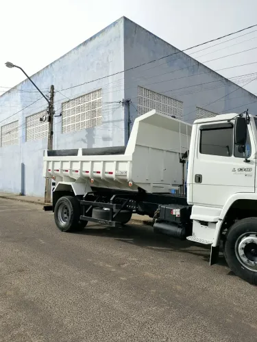 Vendo caçamba primeira