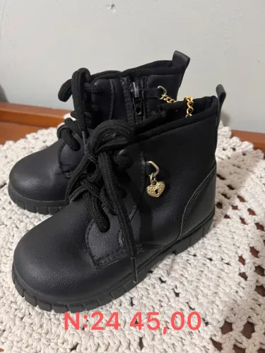 Par de tênis e botinha para completar o look de São João da sua princesa 