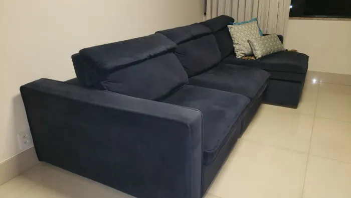 Sofá Valentino da prima linea azul marinho em veludo super confortável e conservado