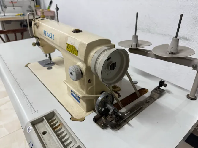 Máquina de Costura Reta Industrial MAQI LS-8500 Completa com Mesa e Motor