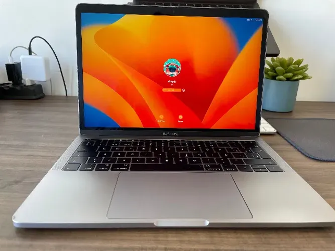 Macbook Pro 2017 8GB RAM 128GB SSD