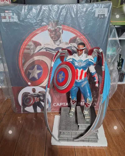 ESTÁTUA CAPITÃO AMÉRICA SAM WILSON IRON STUDIOS 