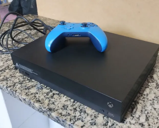 Xbox one x ,1 controle+ cabos.Estado de novo!