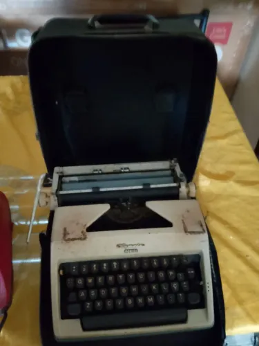 Máquina de escrever alemã antiga 