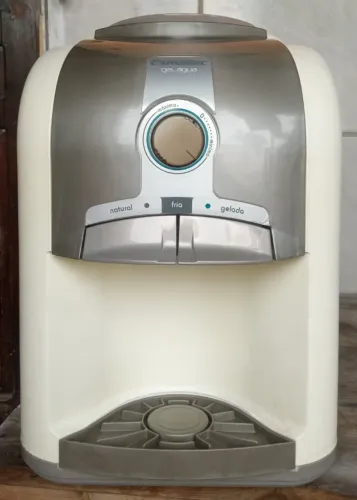 Gelágua de mesa Esmaltec branco